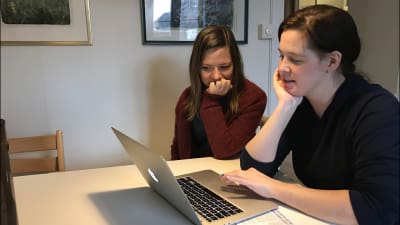 Two women (Ida and a user) sitting next to eachother in front of a laptop.
